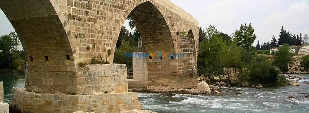 Antalya Serik: Meşhur Tatlar, Görülmesi Gereken Yerler ve Tatil Rehberi