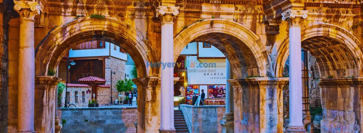 Hadrian Kapısı (Üç Kapılar): Antalya'nın Kalbinde Zamana Açılan Kapı