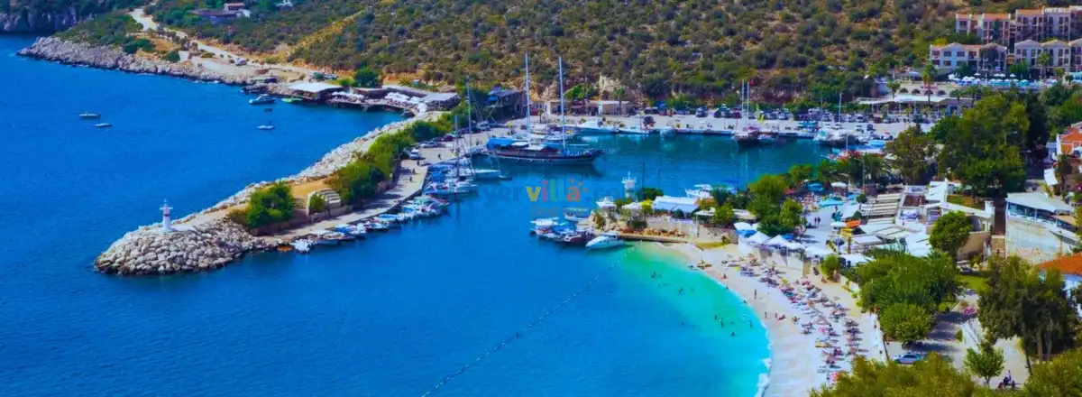 Kalkan Halk Plajı: Turkuaz Suları ve Güneşiyle Cennet Bir Köşe