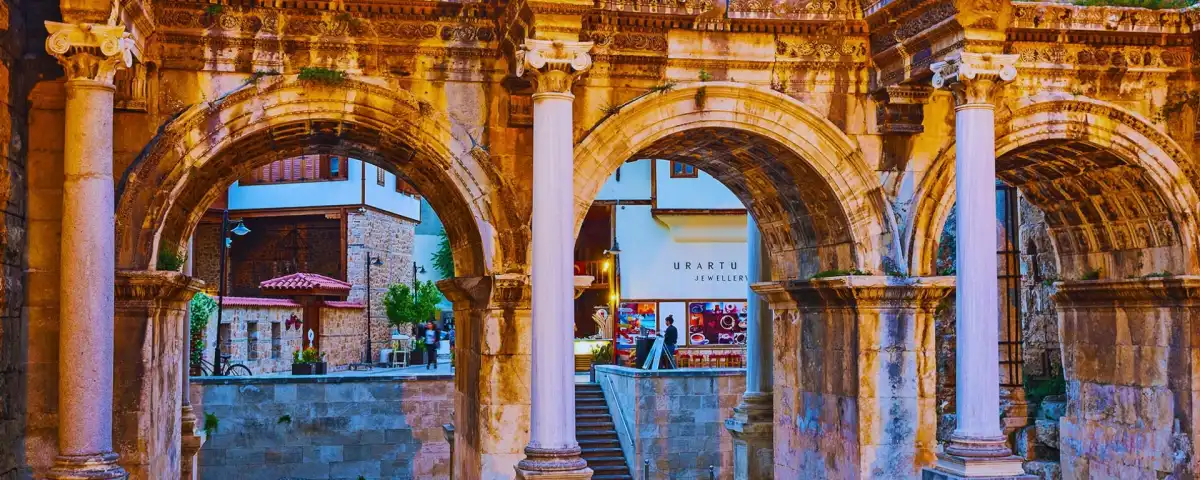 Hadrian Kapısı Üç Kapılar: Antalya'nın Kalbinde Zamana Açılan Kapı