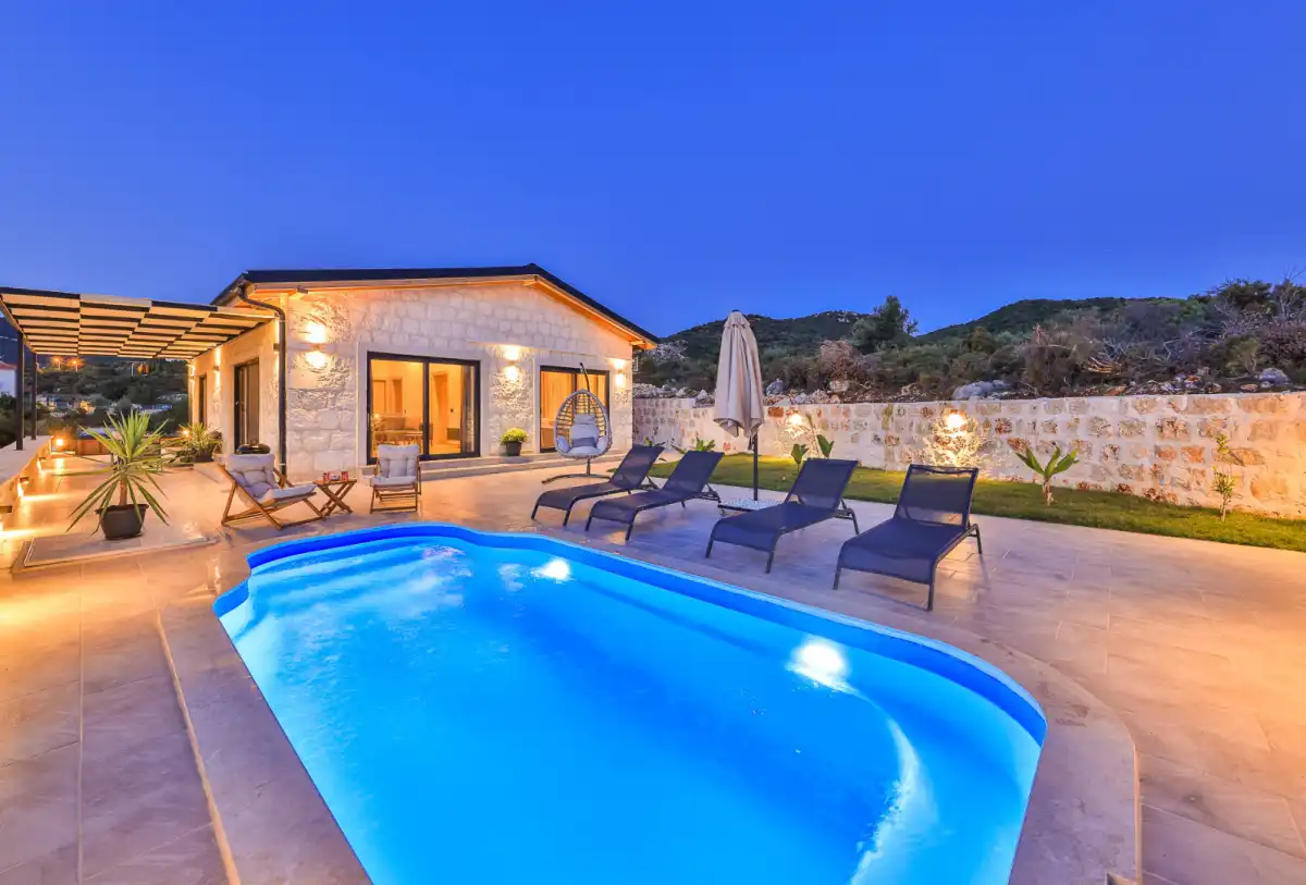 bs-v1-villa-bayhill-roof-stone-house-0-5234.jpg
