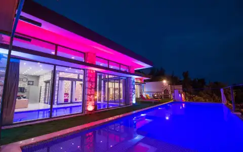 Villa Ay Işığı- iki kişilik muhafazakar kapalı havuzlu tatil balayı villası