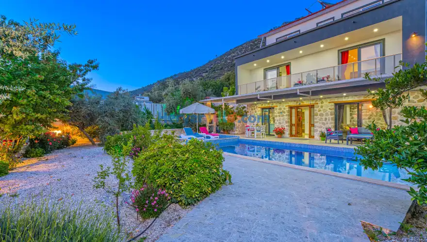 Villa Ayya, havuzlu, korunaklı - villapaketi