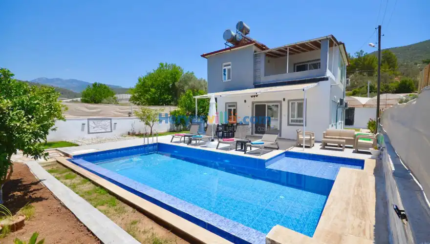 Villa Capital, havuzlu, jakuzili - villapaketi