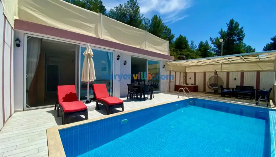 Villa Sena, Kalkan Üzümlü bölgesinde yer altmaktadır. 1 yatak odalı olup 2 kişi konaklama kapasitesine sahiptir.